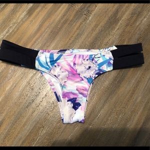 NEW Victoria’s Secret Cheeky Bikini Bottoms Small